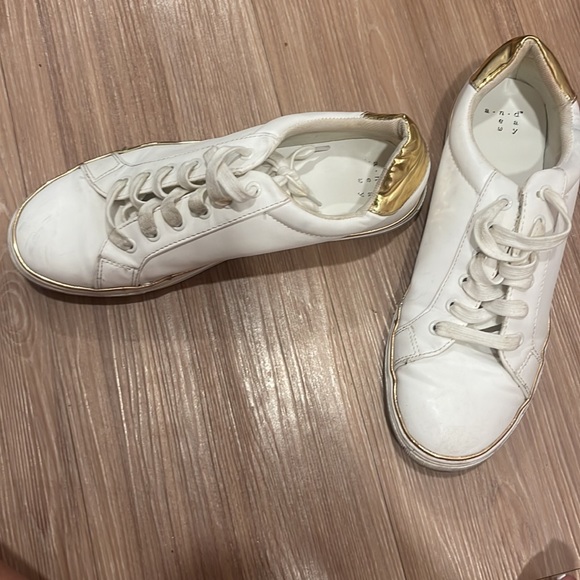 white leather sneakers w gold detail - Picture 2 of 5